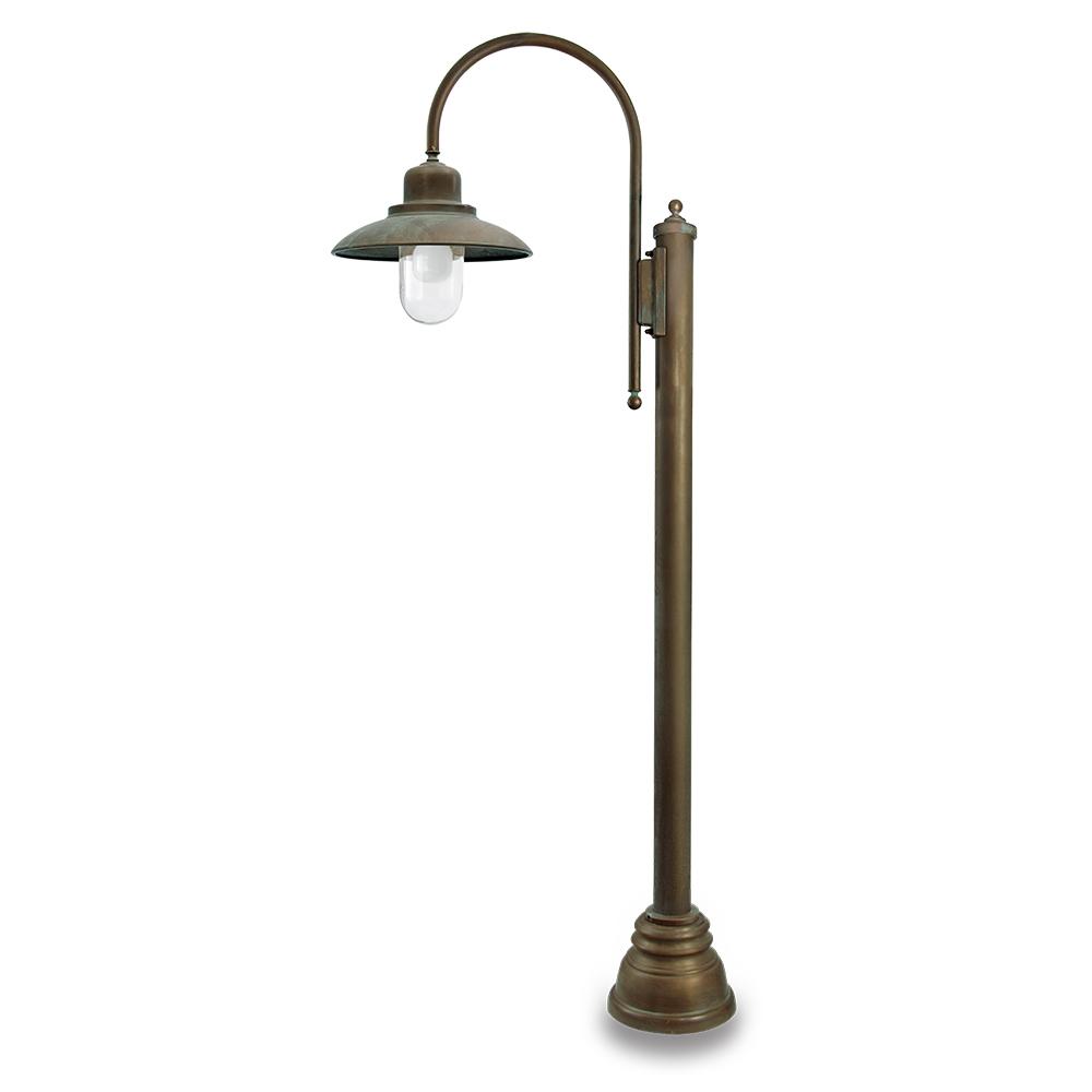 vonkajsia mosadzna stojaca lampa chodnik osvetlenie arboretum moretti luce 1765 patio interierovy dizajn renovacia balaton country provensalsky mediteranska.jpg